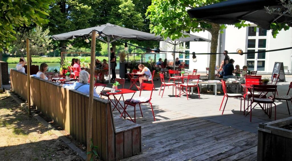 Dieven stelen 88 stoelen van het terras van Ipanema café in Bonnefantenmuseum Maastricht