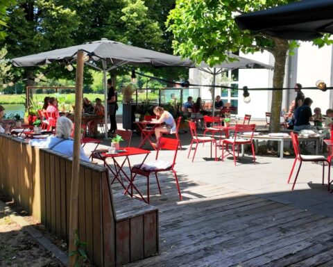 Dieven stelen 88 stoelen van het terras van Ipanema café in Bonnefantenmuseum Maastricht