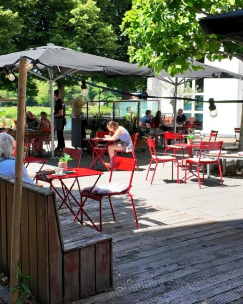 Dieven stelen 88 stoelen van het terras van Ipanema café in Bonnefantenmuseum Maastricht