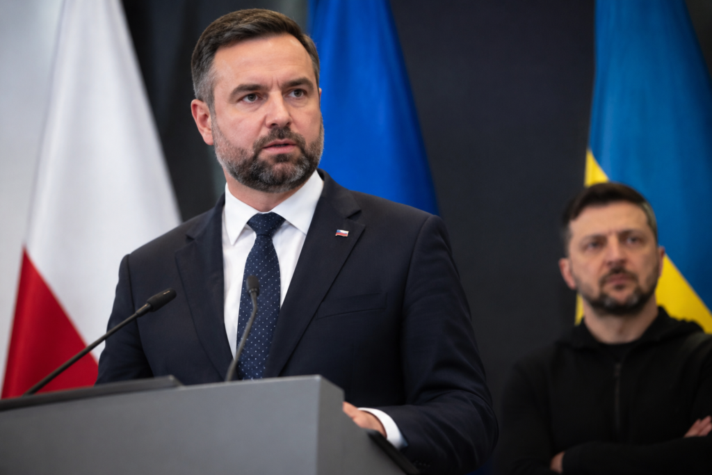 Poolse minister kondigt openbaarmaking militaire steun aan Oekraïne aan, zorgen over veiligheid
