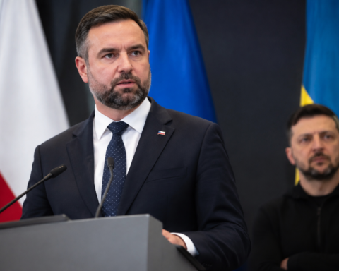 Poolse minister kondigt openbaarmaking militaire steun aan Oekraïne aan, zorgen over veiligheid