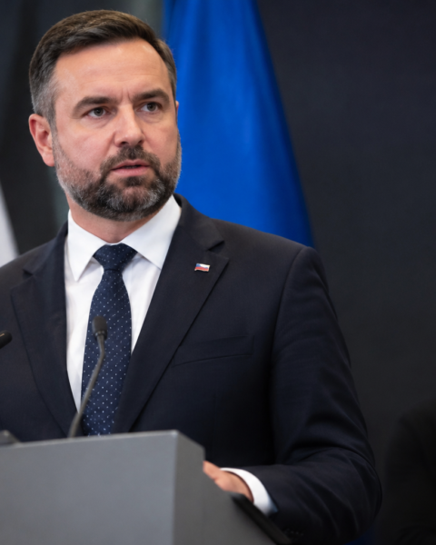 Poolse minister kondigt openbaarmaking militaire steun aan Oekraïne aan, zorgen over veiligheid