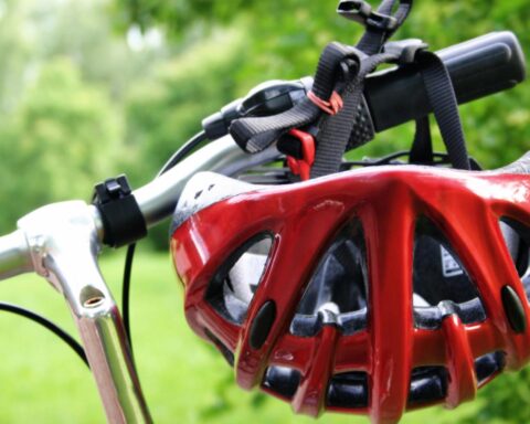 Gebruik van helmen stijgt onder Nederlandse fietsers, vooral bij oudere rijders en e-bike gebruikers
