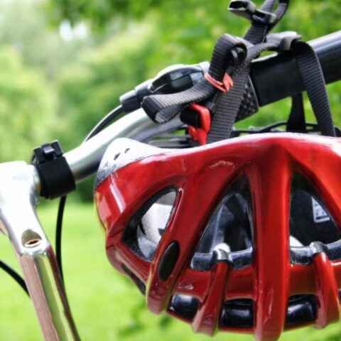 Gebruik van helmen stijgt onder Nederlandse fietsers, vooral bij oudere rijders en e-bike gebruikers