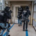 Gewapende politie voert huiszoekingen uit in Rotterdam en Eindhoven; drie arrestaties in terrorismeonderzoek