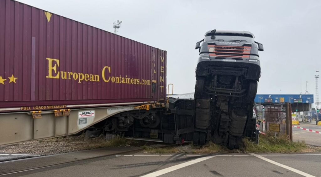 Goederentrein deraillet na botsing met vrachtwagen in Europoort, Rotterdam