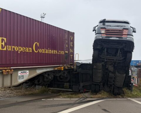 Goederentrein deraillet na botsing met vrachtwagen in Europoort, Rotterdam