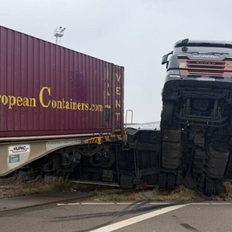 Goederentrein deraillet na botsing met vrachtwagen in Europoort, Rotterdam