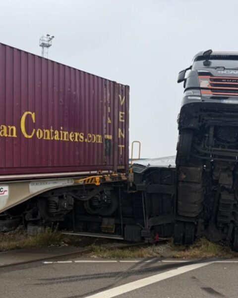 Goederentrein deraillet na botsing met vrachtwagen in Europoort, Rotterdam