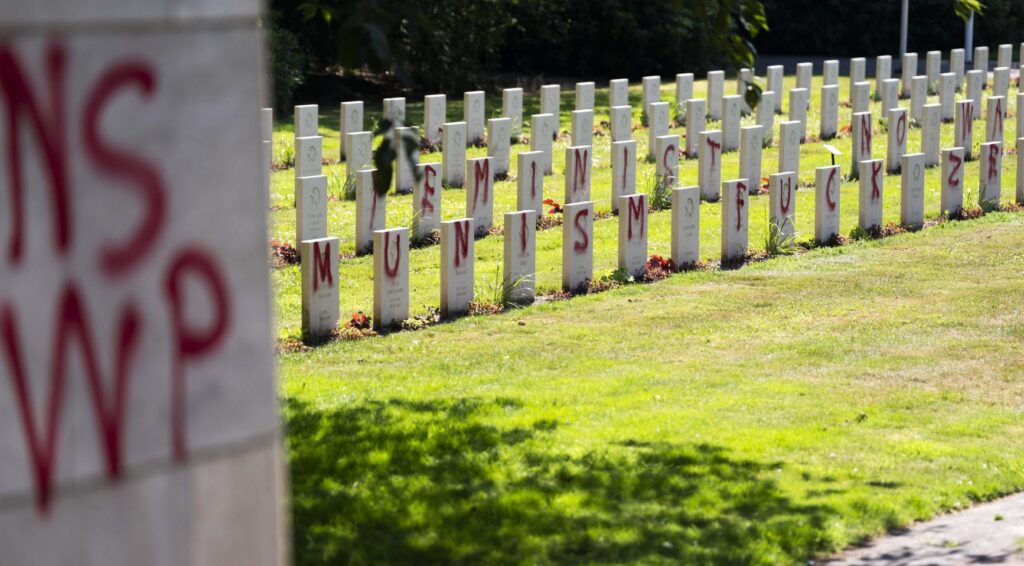 Graven op Sovjet-begraafplaats nabij Amersfoort beklad met rode verf