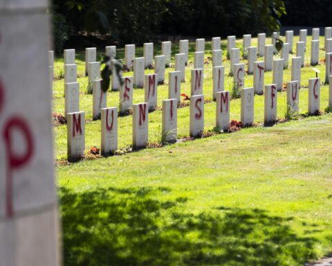 Graven op Sovjet-begraafplaats nabij Amersfoort beklad met rode verf