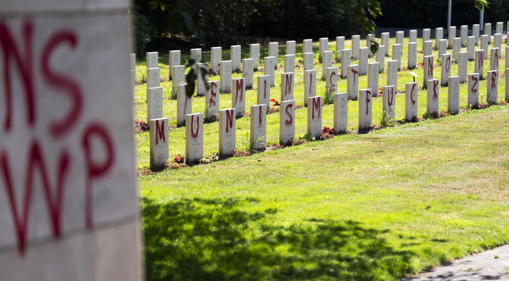 Graven op Sovjet-begraafplaats nabij Amersfoort beklad met rode verf