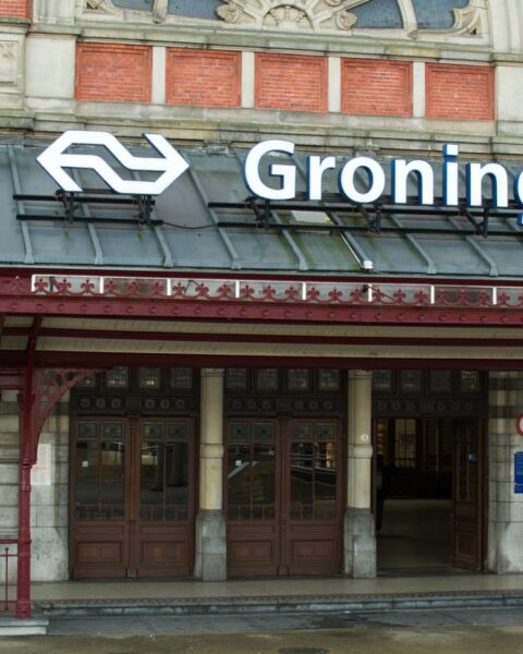 Groningen station-elevator buiten gebruik tot februari 2027 na vandalisme tijdens Koningsnacht