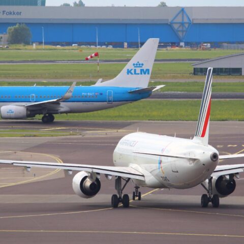 KLM boekt meer winst in Q2 door kosten voor kerosine door te berekenen; winst Air France halveert