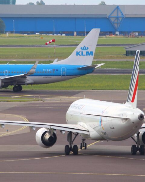 KLM boekt meer winst in Q2 door kosten voor kerosine door te berekenen; winst Air France halveert