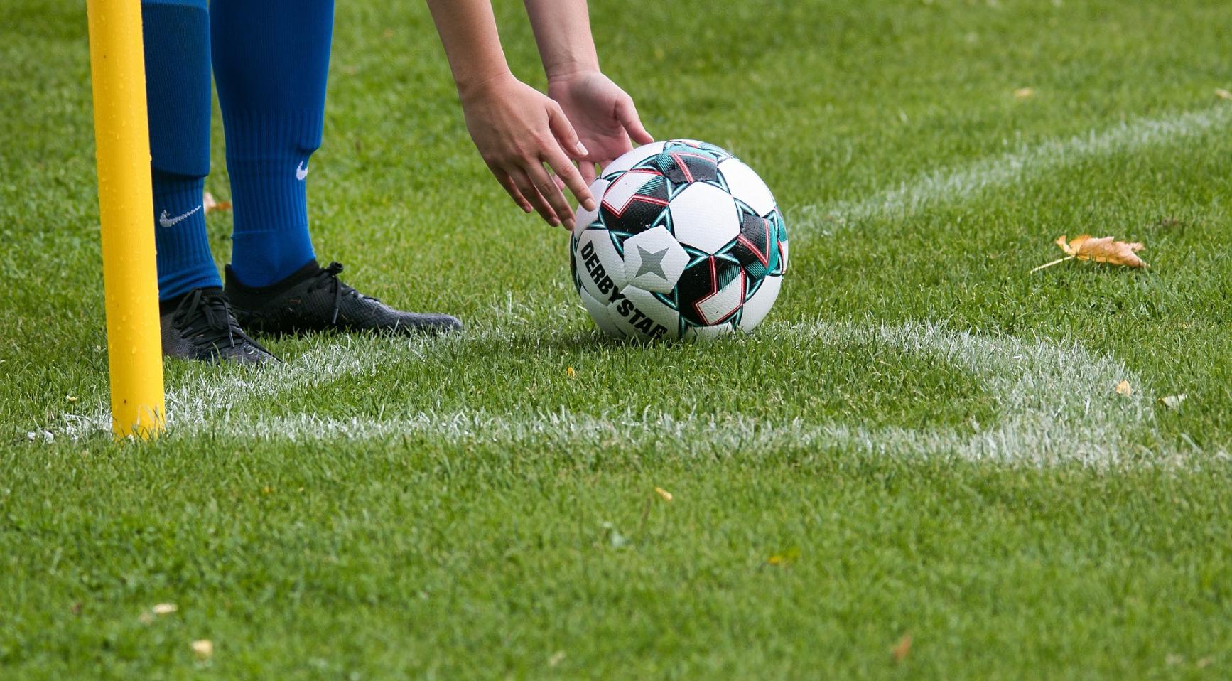 KNVB houdt vast aan standpunt dat voetbal niet te koop is terwijl FIFA aandelenplan duwt