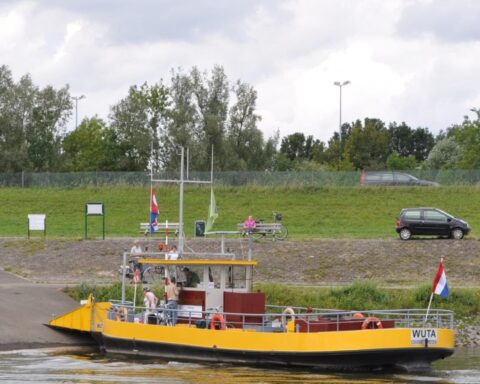 Laag waterniveau stopt belangrijke veerdiensten op Waal en IJssel
