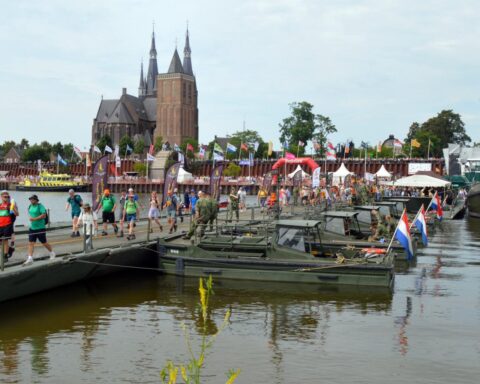 Laatste dag van de Vierdaagse van Nijmegen begint; 42.450 deelnemers voltooien de zwaarste derde dag