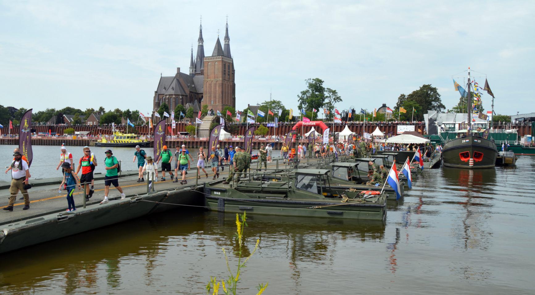 Laatste dag van de Vierdaagse van Nijmegen begint; 42.450 deelnemers voltooien de zwaarste derde dag