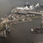 Lid van de bemanning vermist na zinken van duwboot in Coenhaven, Amsterdam