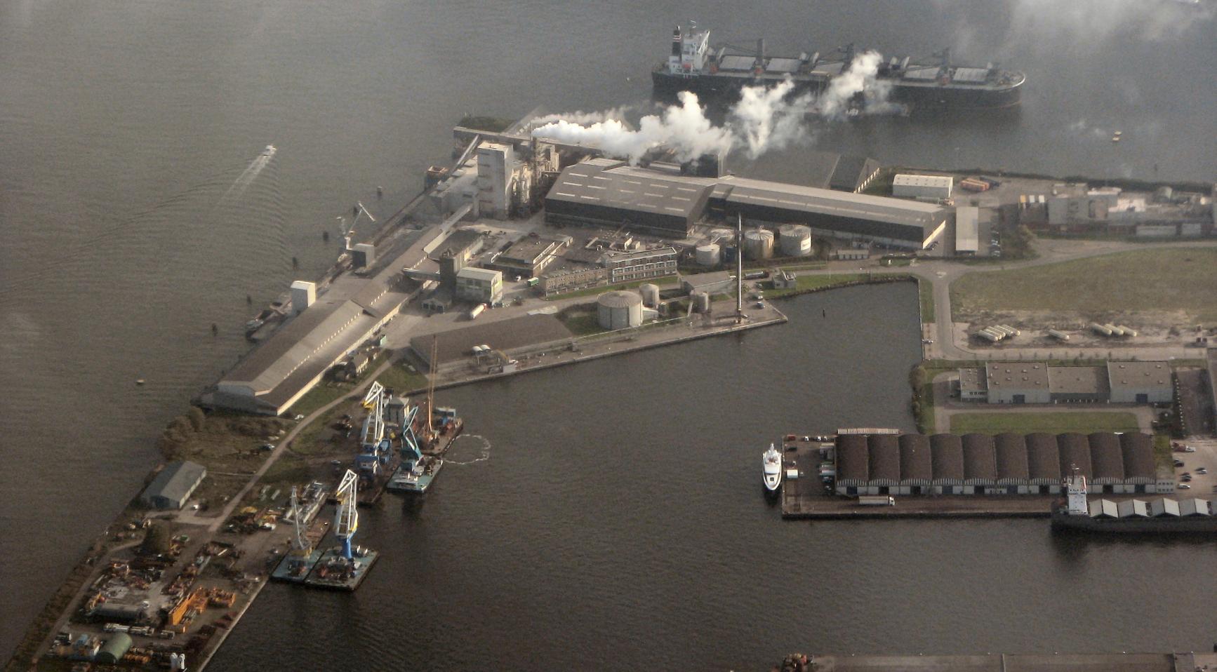 Lid van de bemanning vermist na zinken van duwboot in Coenhaven, Amsterdam