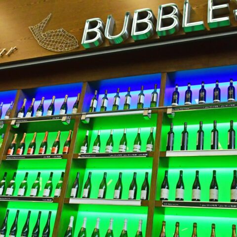 Luchtvaartgroepen overwegen nieuwe alcoholregels na toename van verstoringen door dronken passagiers