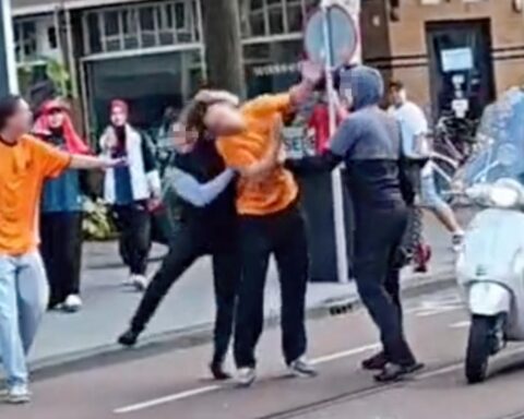Man aangehouden voor gewelddadige aanval met fietsketting na Marokko-Oranje WK-wedstrijd