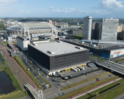 Man neergestoken bij Johan Cruijff Arena in Amsterdam; Verdachte aangehouden
