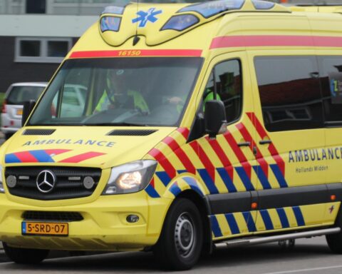 Man opgesloten in vuilniswagen na 2,5 uur bevrijd; met ernstige verwondingen naar ziekenhuis