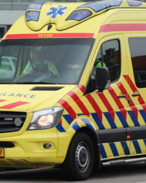 Man opgesloten in vuilniswagen na 2,5 uur bevrijd; met ernstige verwondingen naar ziekenhuis