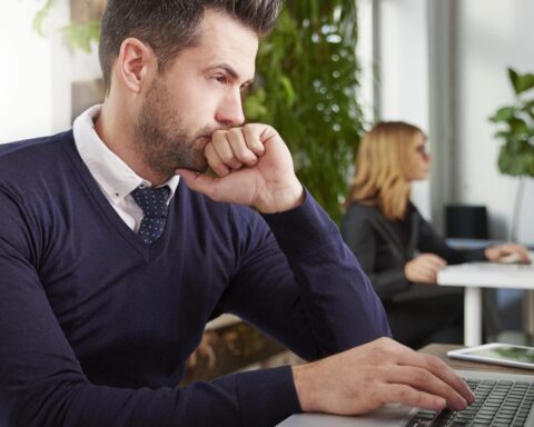 Mensen in de dertig en veertig het meest gefrustreerd over werk; een derde vindt hun baan betekenisloos