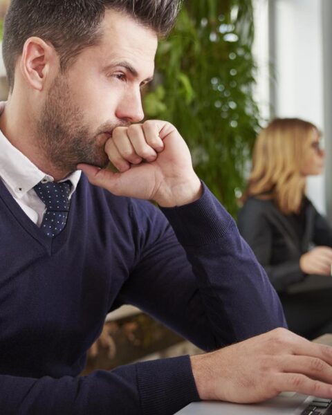 Mensen in de dertig en veertig het meest gefrustreerd over werk; een derde vindt hun baan betekenisloos