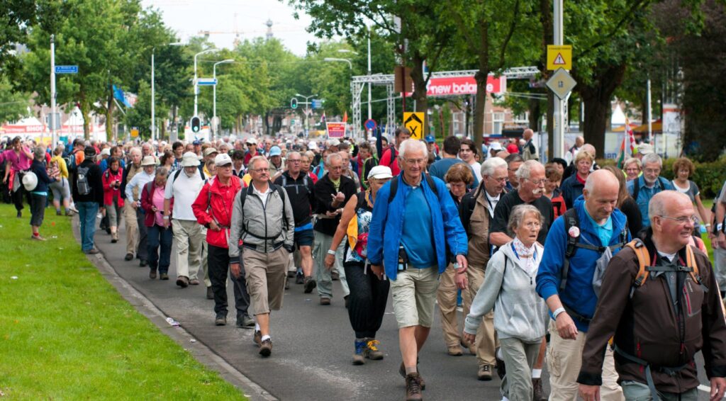 Mild weer ten voordele van Vierdaagse wandelt evenement in Nijmegen