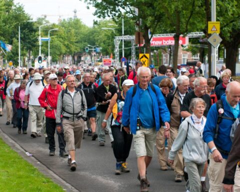 Mild weer ten voordele van Vierdaagse wandelt evenement in Nijmegen