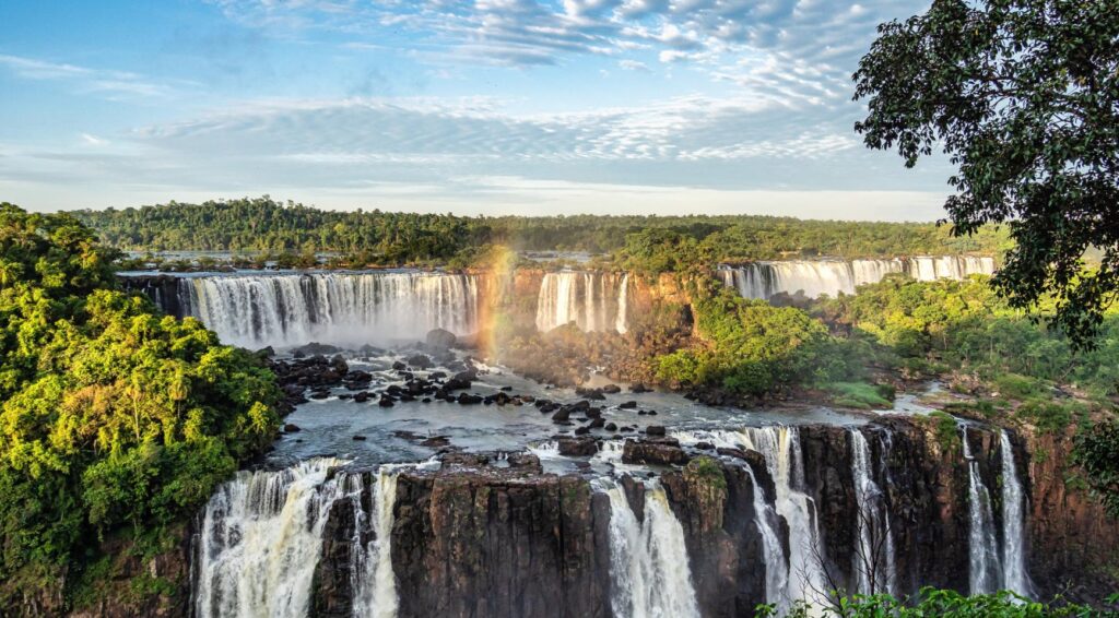 Nederlander van 26 omgekomen bij gezinsboottocht bij watervallen van Iguaçu in Brazilië; twee gewonden in ziekenhuis