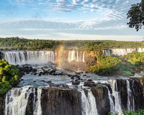 Nederlander van 26 omgekomen bij gezinsboottocht bij watervallen van Iguaçu in Brazilië; twee gewonden in ziekenhuis