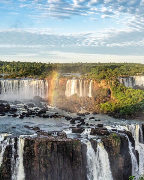 Nederlander van 26 omgekomen bij gezinsboottocht bij watervallen van Iguaçu in Brazilië; twee gewonden in ziekenhuis