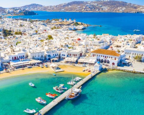 Nederlandse influencer aangehouden voor naaktheid op het Griekse eiland Mykonos