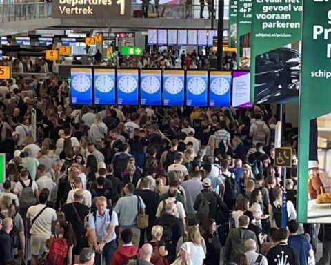 Nederlandse overheid wil luchtvaartmaatschappijen boetes laten opleggen aan wangedragige passagiers