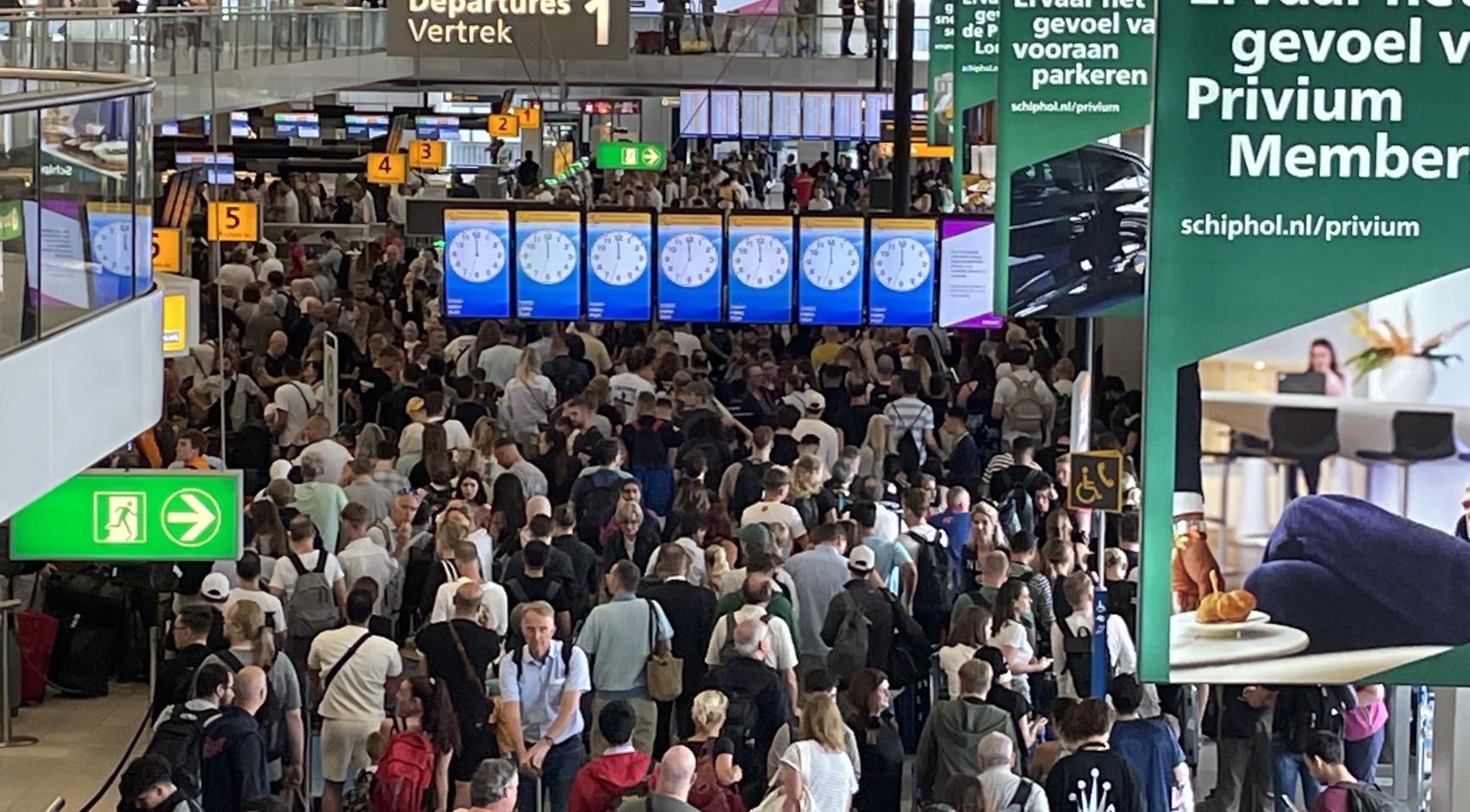 Nederlandse overheid wil luchtvaartmaatschappijen boetes laten opleggen aan wangedragige passagiers
