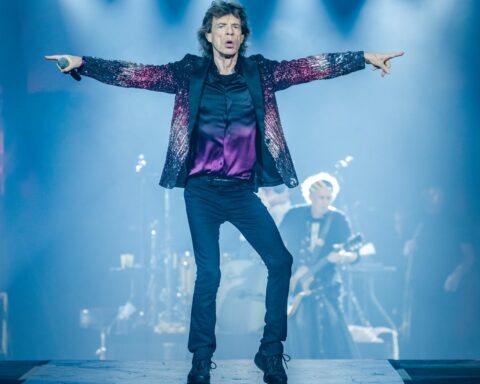 Nederlandse voetbalclub vraagt Mick Jagger om jas die lijkt op clubtenue