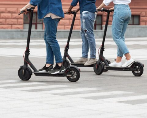 Nog veel niet-geregistreerde elektrische scooters op Nederlandse wegen een jaar na verbod