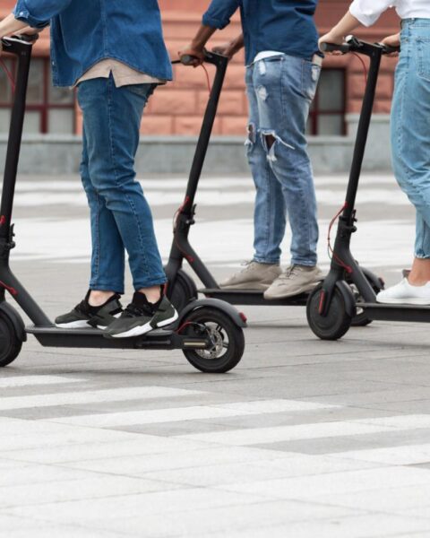 Nog veel niet-geregistreerde elektrische scooters op Nederlandse wegen een jaar na verbod