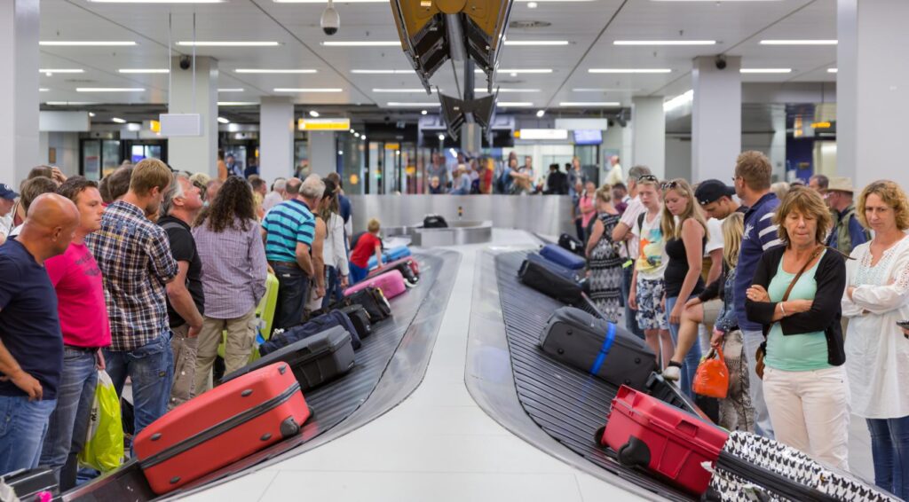 Onderzoek: Nederlandse reizigers kiezen opnieuw voor vliegreizen terwijl autorijden en treinreizigers afnemen