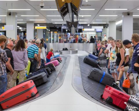 Onderzoek: Nederlandse reizigers kiezen opnieuw voor vliegreizen terwijl autorijden en treinreizigers afnemen