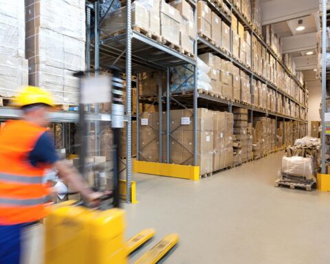 Onderzoek toont aan dat groei distributiecentra in Nederland aanbod migrantwoningen overtreft