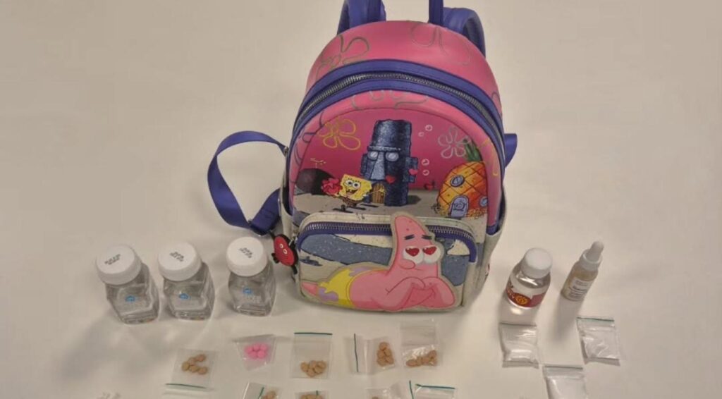 Politie neemt drugs en geladen revolver in beslag uit SpongeBob-rugzak in Almere; 2 vrouwen aangehouden