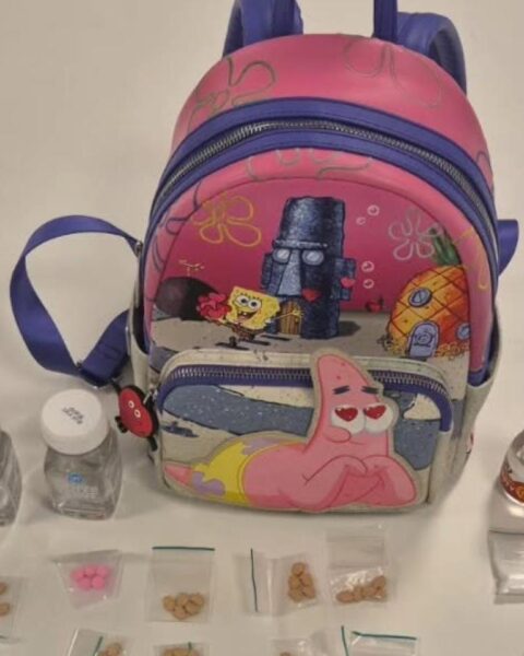 Politie neemt drugs en geladen revolver in beslag uit SpongeBob-rugzak in Almere; 2 vrouwen aangehouden