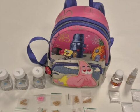 Politie ontdekt harddrugs en geladen revolver in SpongeBob-rugzak in Almere; twee vrouwen gearresteerd