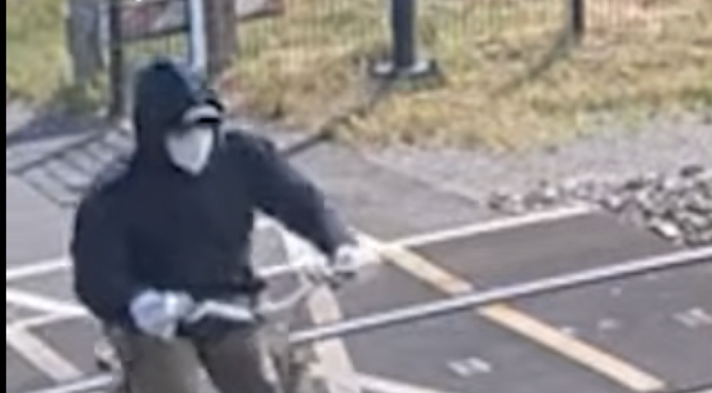 Politie publiceert beelden van verdachte die 35-jarige man uit Zaandam ne shooting in Rijen